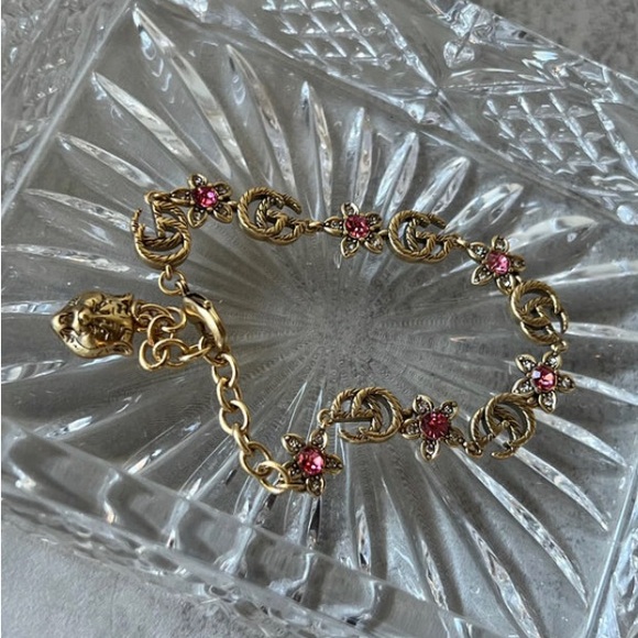 Gucci Antique gold tone bracelet with flowers comes with dust bag - Picture 10 of 12